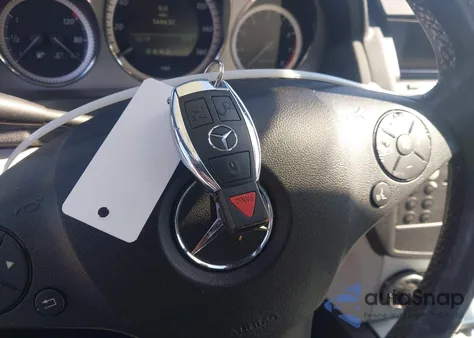 2011 Mercedes-Benz C 300 Sport z USA, uszkodzony, nr VIN WDDGF5EB2BA528209